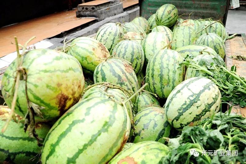 買下一整車西瓜，讓瓜農(nóng)早點(diǎn)回家