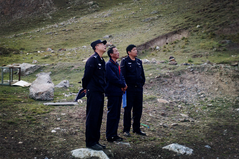 興?？h公安局治安大隊到銅鑫公司例行安全專項檢查